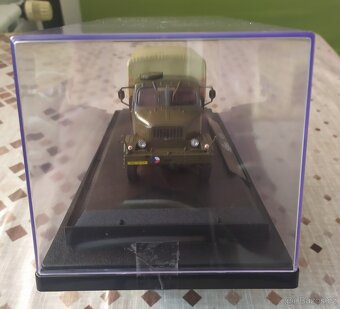 Praga V3S 1:43 ve vitrínce. - 5