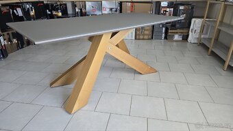 Designový jídelní stůl / Původní cena 15 tis. - 5