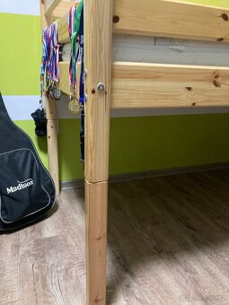 Vyvýšená patrová dětská postel masív borovice - 5