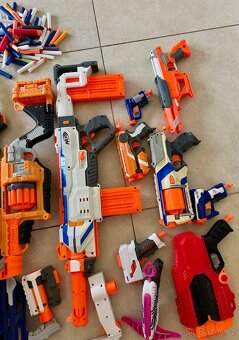 Sbírka dětských pistolí NERF včetně nábojů - 5