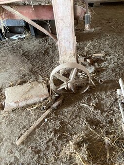 Starý zemědělský stroj – čistička / mlátička obilí - 5