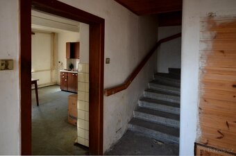 Prodej venkovské usedlosti v Předoníně s dvěmi stodolami na - 5