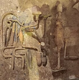 Kosa, ruční nářadí, ochranné štíty, kramle, sekerky - 5