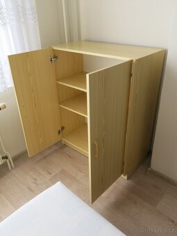 Prodám úložnou skříň s policemi - 5