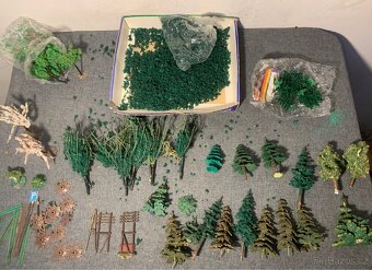 Modelová železnica - set: domčeky, stromčeky, farby - 5