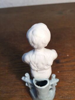 1900 značená porcelánová vázička soška chlapec - 5