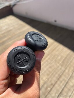 Prodám chrániče kolen a koncovky do řídítek - 5