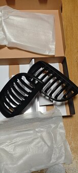 PŘEDNÍ MASKA, LEDVINKY BMW 1 E87, E81, 2004-2007, ČERNÁ - 5