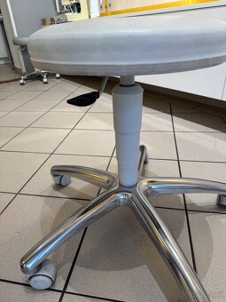 Zdravotní profesionální otočné židle, kožené. TOP STAV - 5