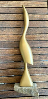 Soška skulptura zlatá volavka dřevěná na kameni TOP kousek - 5