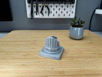 Stojánek/držák na ovladač PS5 Dualsense - antický sloup - 5