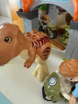 LEGO Duplo Jurassic World 10939 T-Rex a Triceratops na útěku - 5
