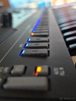Workstation Yamaha PSR-SX700 + obal Gator GKB-61 + stojan - 5