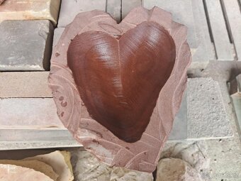 Pítka ve tvaru srdce z červeného pískovce - 5