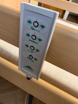 elektrická polohovací postel pro seniory a stolek - 5