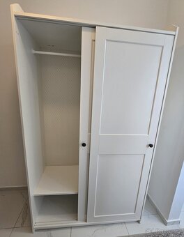 Bílá šatní skříň Ikea HAUGA - jako nová (199x118x55cm) - 5
