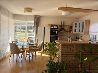 Samostatně stojící rodinný dům 284 m2 na pozemku 687 m2. - 5
