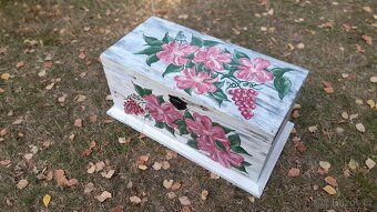 Stará dřevěná truhla s květy - 5