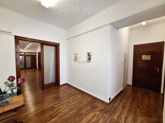 kancelář 30 m2 zařízena starožitným nábytkem 5. patro výtah - 5