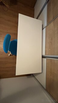 Psací stůl Ikea Pahl 128x58cm a modrá židle Vimund - 5
