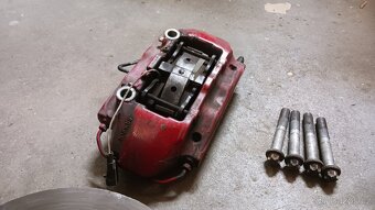 Brzdy 330mm 4 pístkové třmeny - 5