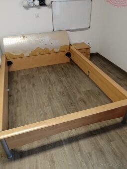 Postel 140 x 200 cm noční stolek dekor hruška - 5