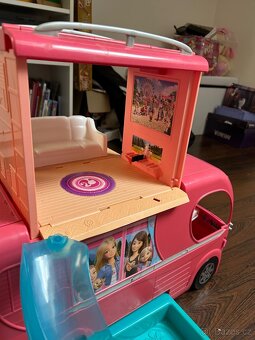 Barbie karavan se skluzavkou a Lola a Barbie panenkami - 5