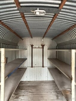 Stavební bouda s el. a regály / 5m délky - 5