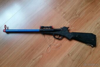 Kapslíkovka - dvě staré dětské flinty a tři přilby Okula - 5