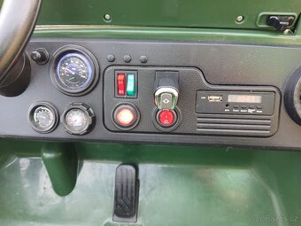 Dětské elektrické auto Jeep 4x4 pro tři děti - 5