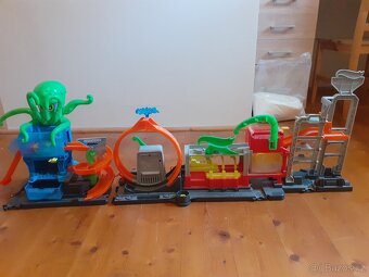 Hot Wheels dráha + zrychlovače - 5