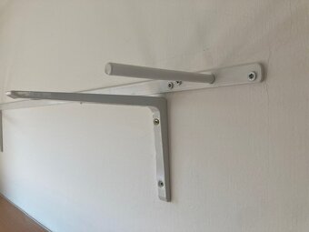 čtyři kvalitní police, dekor buk, vysoká nosnost - 5