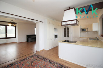 Nádherný rodinný dům u rybníka s pozemkem o rozloze 10355 m² - 5