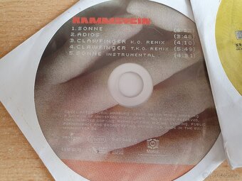 Použité cd, styl hudby u všech jde mimo mě. Dostal jsem - 5