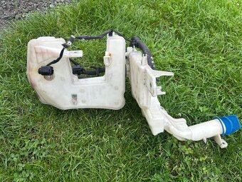 Nádobka ostřikovačů s čerpadly- Passat B7 - 5
