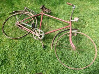 Prodám staré pánské jízdní kolo /nepůvodní barva/. Skladován - 5