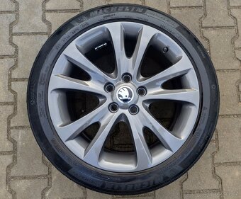 Alu kola originál Škoda Superb II 5x112 R17 Trifid - 5