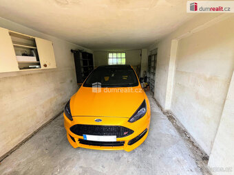 Prodej tří garáží a stavebního pozemku o výměře 857 m² v Uhe - 5