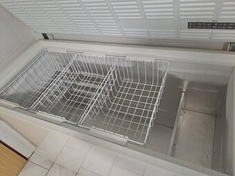 Velká truhlicová mraznička, objem cca 400 l, Zanussi ZCF 410 - 5
