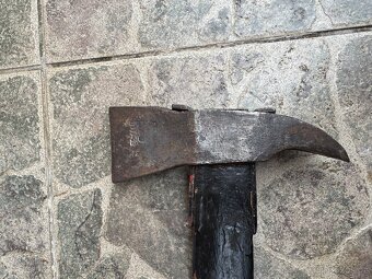 Stará hasičská sekera značená - 5