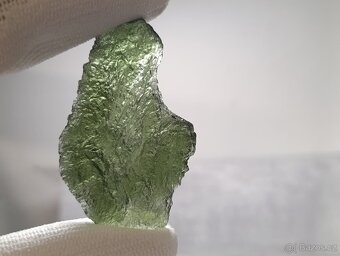 Krásný velký Vltavín z Chlumu, těžký14,36 gramu, ve stojánku - 5