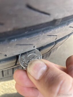 235/40 R19 pirelli - 5