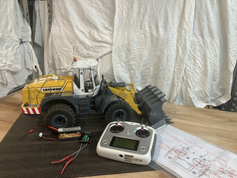 RC kolový nakladač Liebherr 574 (bez Tamiya, Premacon) - 5