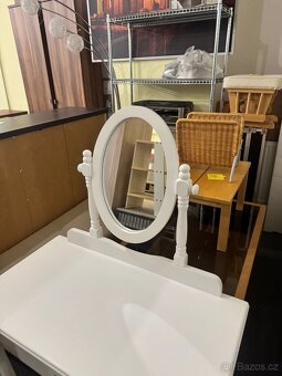 Hezký bílý toaletní stolek se zrcadlem a šuplíkem - 5