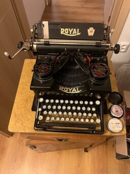 Skříňka pod psací stroj a psací stroj - 5