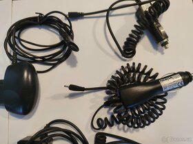 Staré nabíječky, adaptéry, sluchátka a držák pro mobily - 5