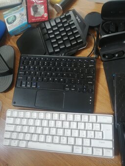 Paměť. karty, sluchátka, příslušenství k PC, nabíječky, - 5