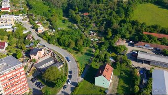 Rovinatý pozemek k výstavbě domu 1054m2 - 5