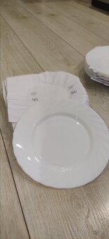 Sada bílých talířů - 5