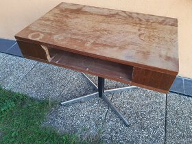 Televizní stolek dřevěný, otočný, na kovové noze. - 5